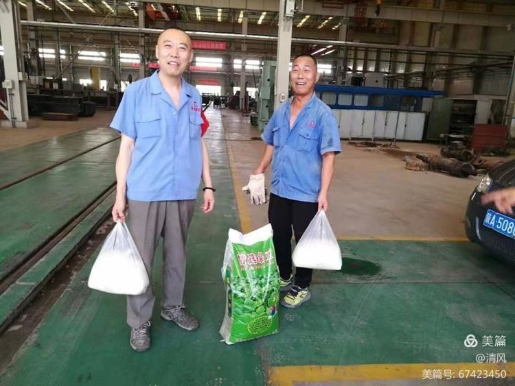 亿德体育(中国)工会给一线车间职工送清凉
